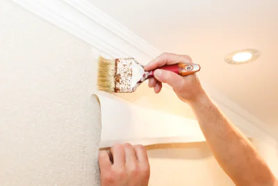 Pose de papier peint à Moiré — revêtements muraux et toiles de verre